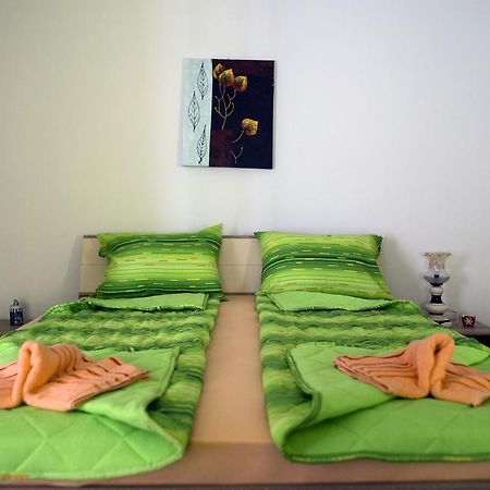 Green Apartment Novi Sad Buitenkant foto